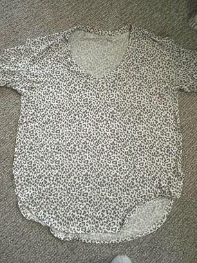 American Eagle Outfitters Cream and Brown Leopard Print V-Neck Short Sleeve Tee